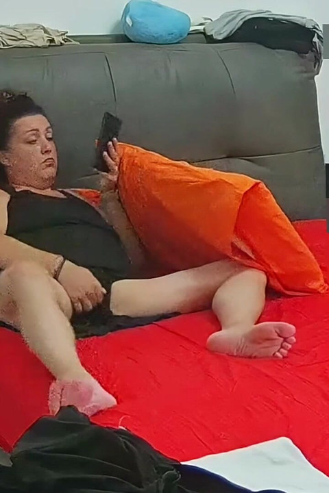 The Husband in the Shower and the Wife Takes the Opportunity to Masturbate Quickly