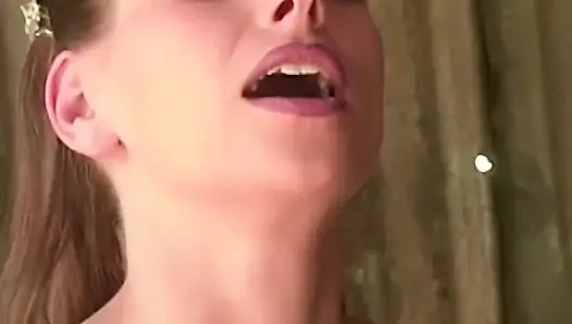 Blondiene Schlampe Hart Gefickt in Der Scheune