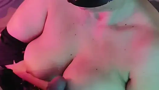 Ein dominanter und perverser handjob und blowjob, er kommt auf die titten seiner herrin! Abspritzen auf dicke titten!