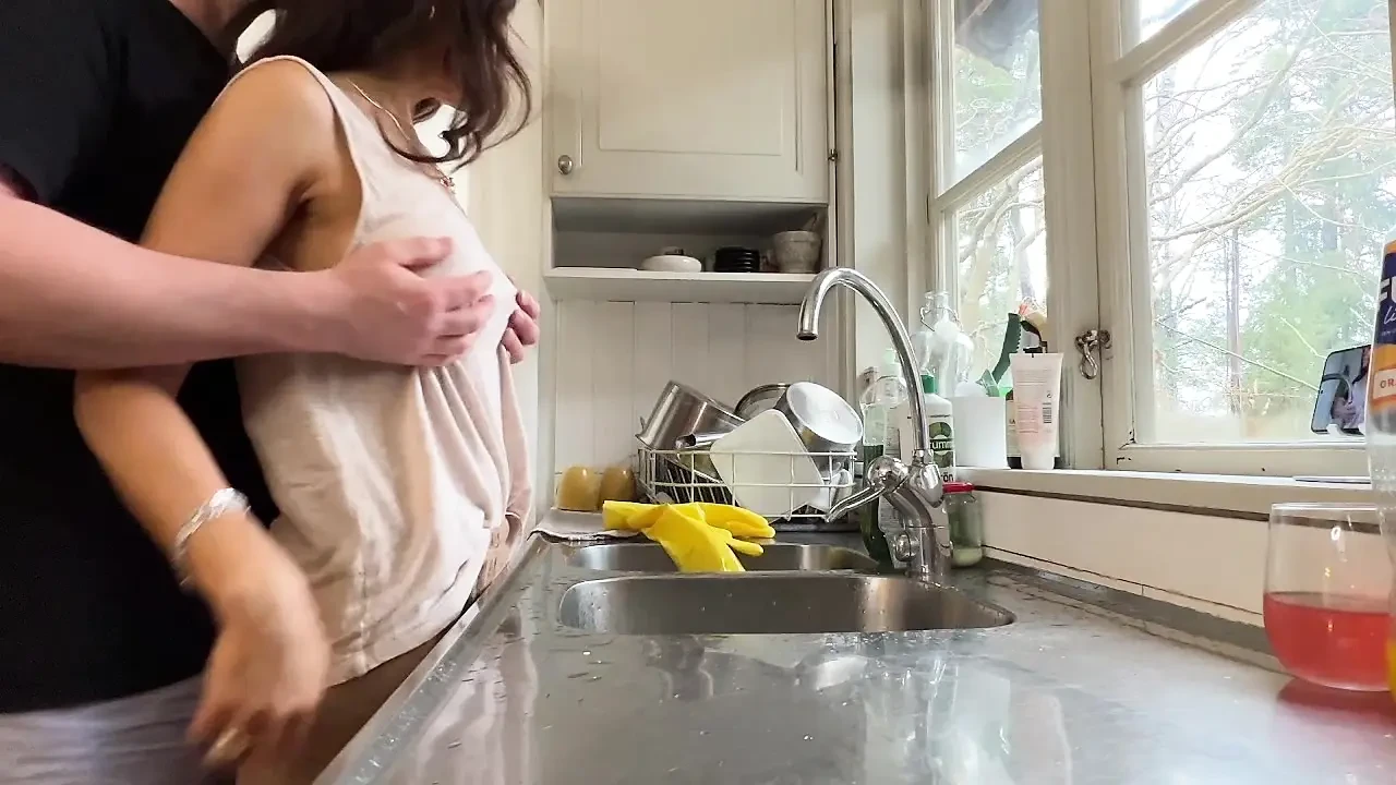 Возбужденная супруга соблазнила мужа на кухне Возбужденная супруга соблазнила мужа на кухне