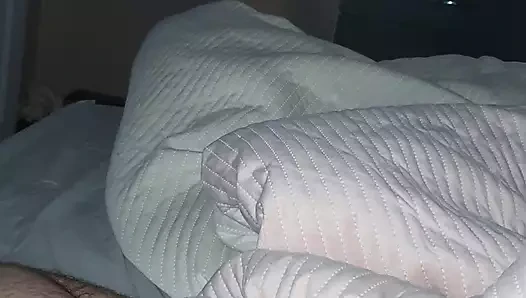 继母拿起继子的鸡巴并给他打手枪