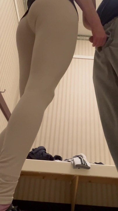 Soyunma odası müdürü soyunma odasında büyük 8 inçlik yarakla gırtlağına kadar alıyor