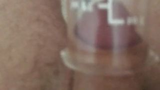 Micropênis faz barulho de peido fodendo um copo de vidro