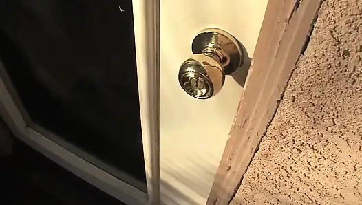 Yağlanmış orta yaşlı seksi kadın lisa ann amcığını sert siktiriyor