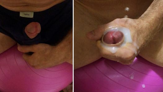 Männlicher Orgasmus! Während der Penis-Masturbation endet ein heterosexueller Mann mit einer riesigen Menge Sperma