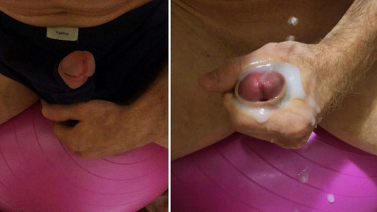 Orgasmo maschile! durante la masturbazione del pene, un uomo etero finisce con un'enorme quantità di sperma