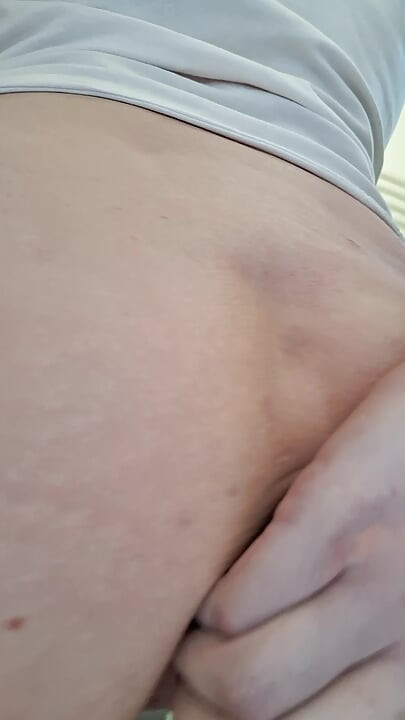 White MILF Piss on Her Feet and Anal and Vaginal Insertion