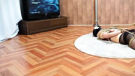 Erkek arkadaşının evinde bağlanır ve bir şey olur