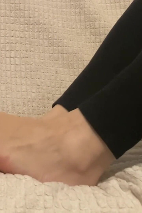 Jerk off at My Feet While I Ignore You