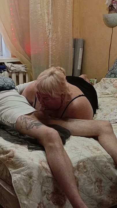 Η μητριά παίρνει μια καλή πίπα με χύσια στο στόμα της | Κλιπ 3