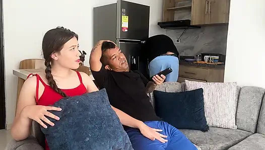 En seksi üvey anne, küçük üvey oğluyla kocası fark etmeden sevişiyor.