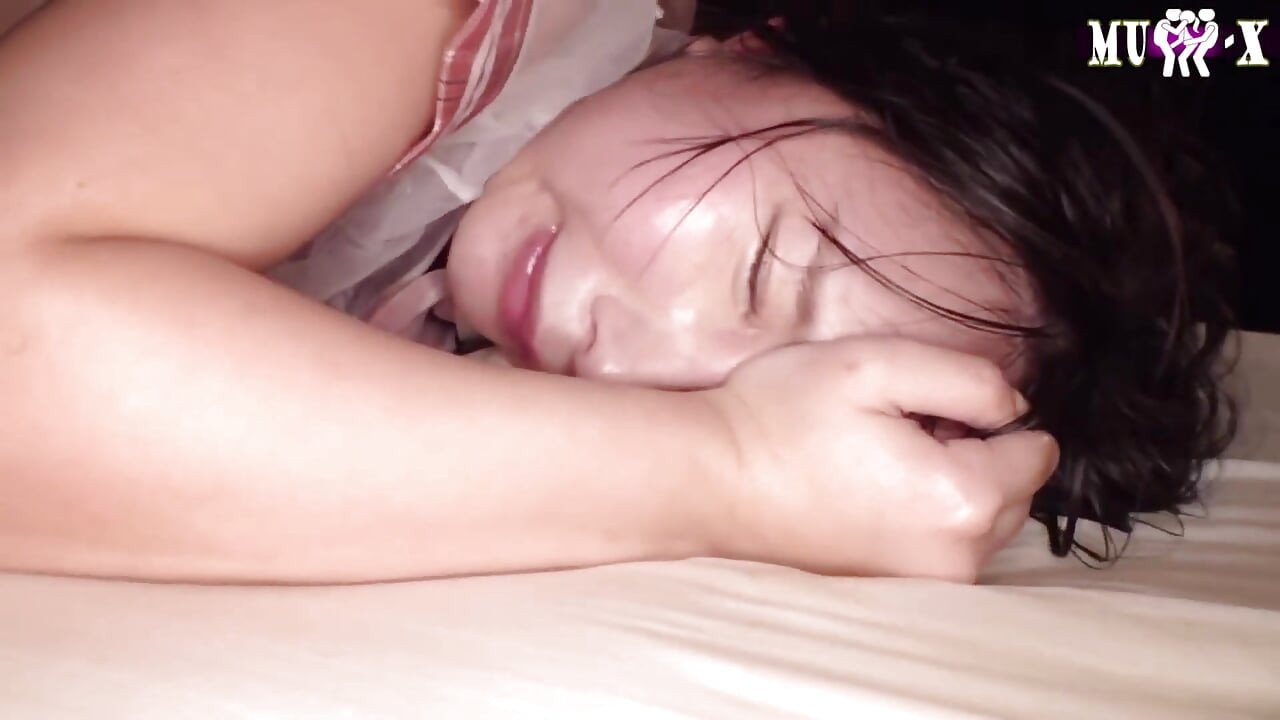 四个家伙, 不间断地一个接一个中出. 没有休息, 只是原始热量和纯粹的超负荷!