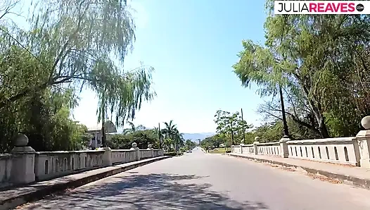 Azgın orta yaşlı seksi kadın sevgilisinin büyük yarağını arabanın içinde sert emiyor