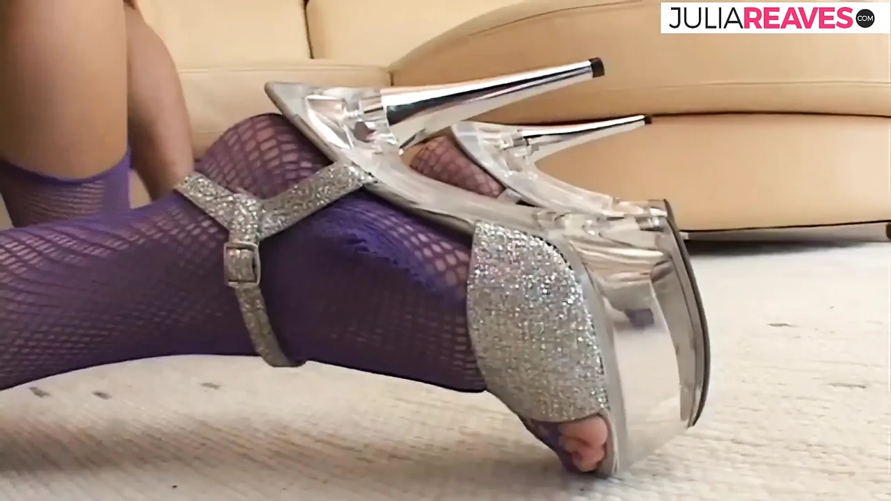 Schätzchen wird in den arsch gefickt und trinkt das sperma