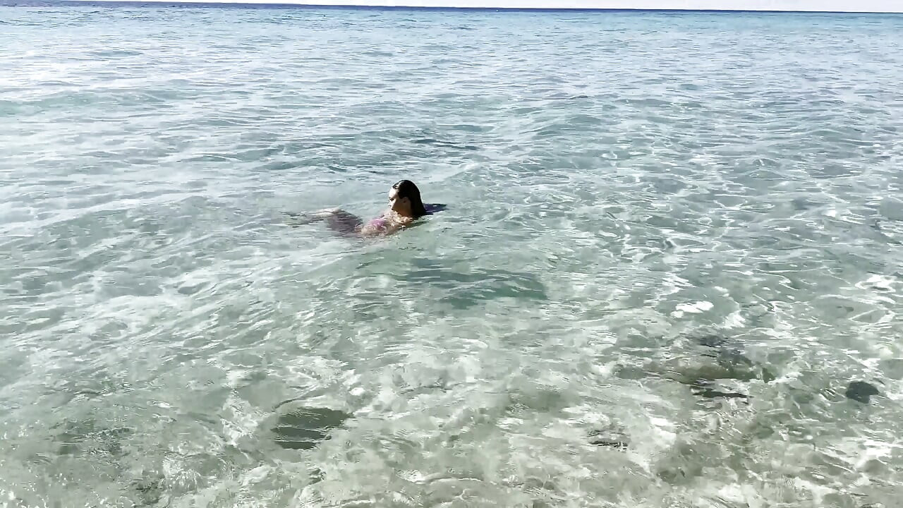 Monika Fox Nada No Mar Do Caribe E Posa Nua Nos Recifes