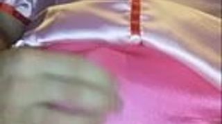 Różowy strój pokojówki z różową spermą majtek