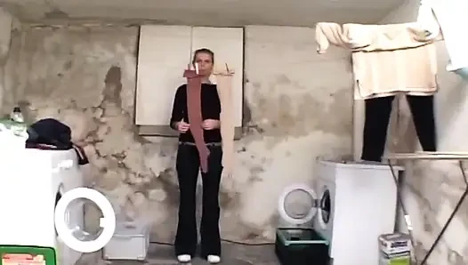 Sarışın bodrum çamaşır odasında sert yarağa biniyor