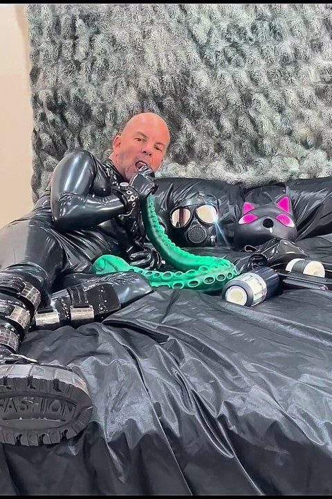 Full Black Rubber Vibes