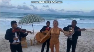 Caroline vreeland - bikini molto sottile mentre è in vacanza a tu