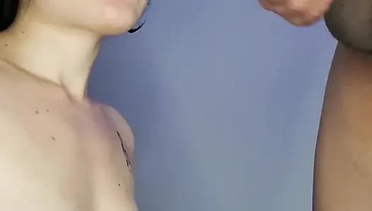 Покорной шлюшке трахают в рот