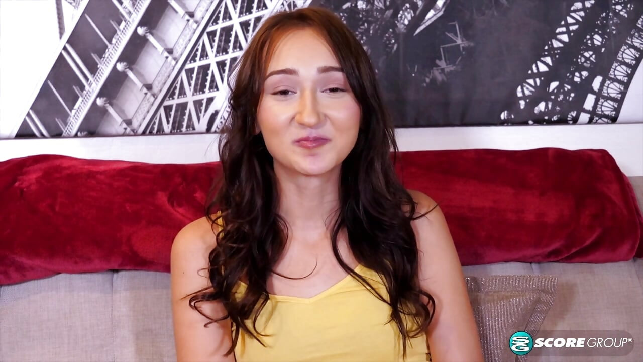 Кармен Рей е 19-годишна брюнетка, която тепърва открива