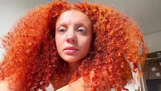 Si cewek nakal rambut merah muncrat di mana-mana di ranjang