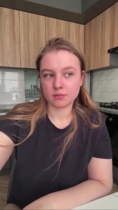 Jucielussie morning masturbándose en la cocina | Clip 1