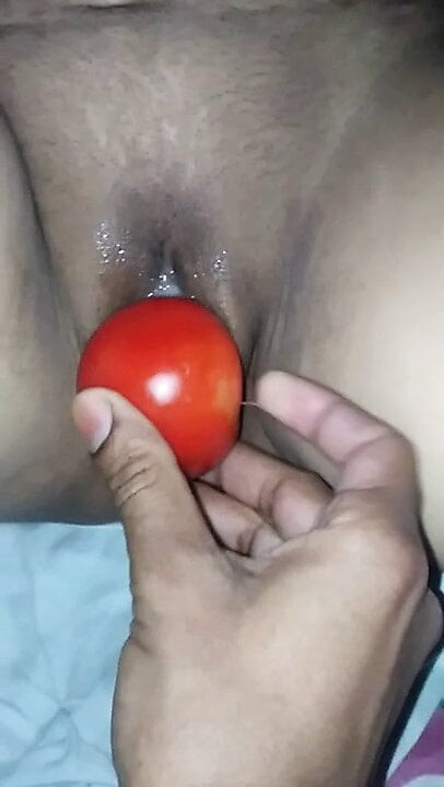 GARAM CHOOT ME TAMATER LE LIYA AUNTY NE