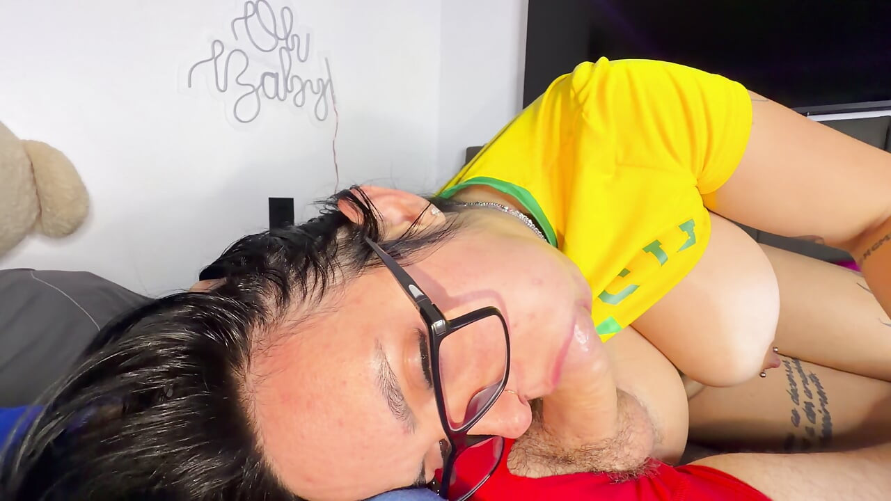 Mi cuñada gimió muy sabrosamente mientras me chupaba y bebía mi leche.