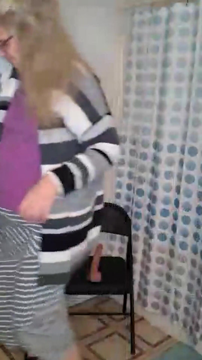 У горячей милфы есть проблемы с попыткой стула трахнуть ее дилдо! | Клип 1