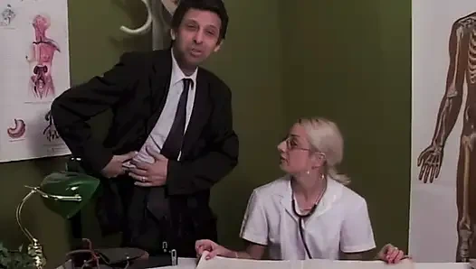 Doktor Hastayı Nasıl Tedavi Edeceğini Bilir