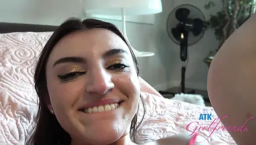 Julia James писает, сосет и трахает крошку в любительском видео!