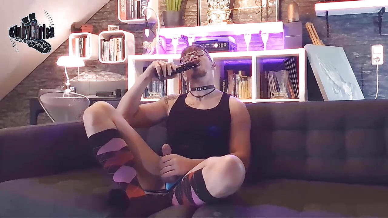 Nerdy KinkyChrisX leikkii poikapilluaan sukissa