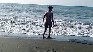 Hete Aziatische tienerjongen komt klaar op het strand