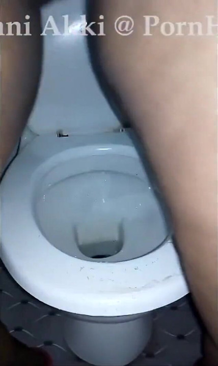 Sri Lankan MILF Peeing