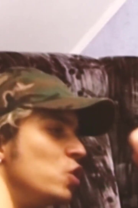 男性臀部场景2：两个肌肉发达的士兵玩弄她们的屁股