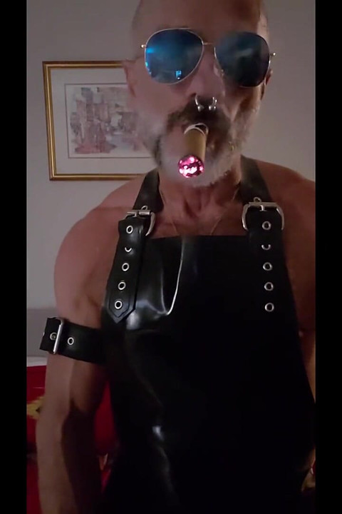 ラテックス葉巻に火をつける