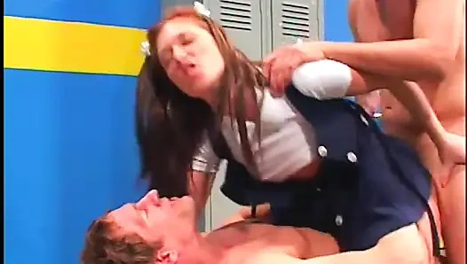 Kahverengi saçlı öğrenci kız soyunma odasında çifte sikişten sonra boşalıyor