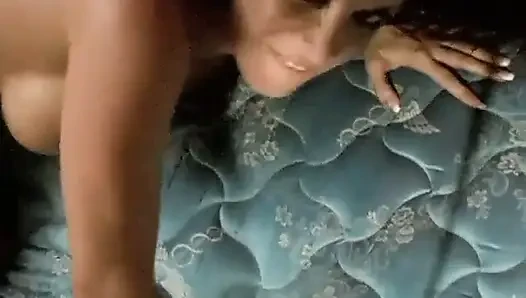 Jennifer steele fickt im bett mit ihren titten