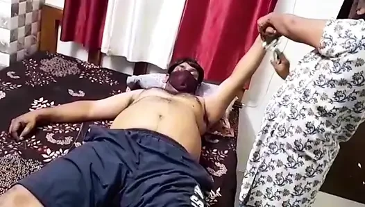 Bir çift içeride erkek ve kadın gündelik çiftin fotoğrafını birlikte oturuyor