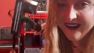 Une femdom allemande fait une sodomie brutale à son esclave avec une machine à baiser