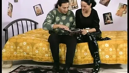 Очень возбужденная и естественно большая обвисшая грудь с большими сосками