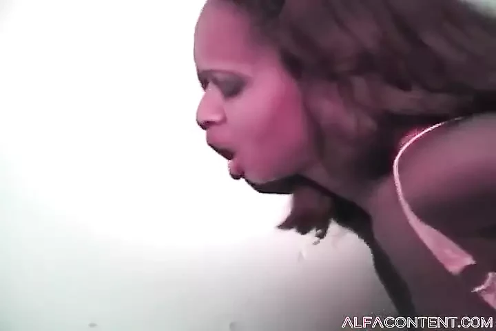 Esta morena gostosa deslumbrante sabe como chupar duro