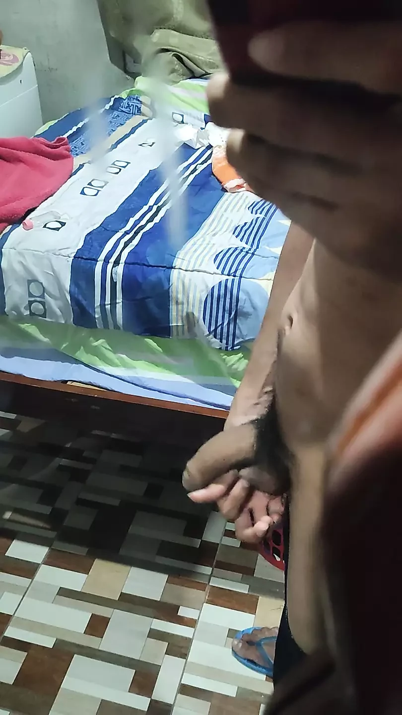 거울 앞에서 내 자지를 가지고 노는 중