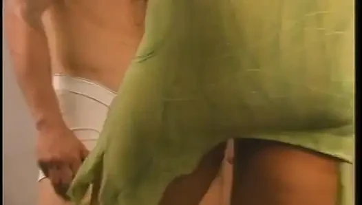 Cewek dewasa rambut merah nyepong dan ngentot kontol pria biseksual selama threesome