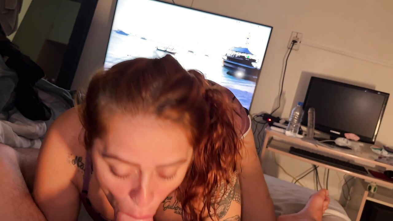 POV: Getatoeëerde roodharige vrouw wil melk in haar kut – zuig en rijd tot ze op je lul klaarkomt