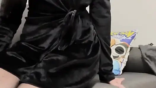 Лара читала на диване и носила только черные чулки