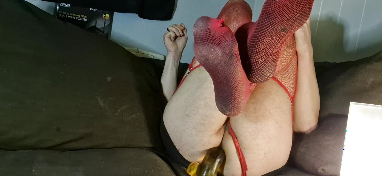 Vixen knullar enorm dildo med metall penis ring