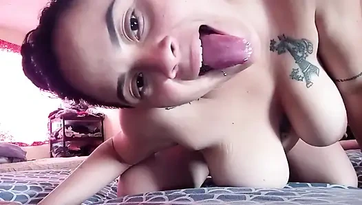 Ateşli kadın amını göstererek mastürbasyon yapıyor