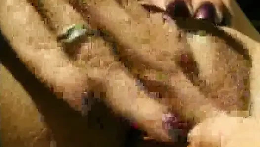 Baştan çıkarıcı kızlar havuz kenarında büyük dildo paylaşıyor
